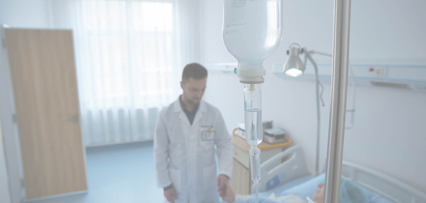 Мужчина лежит в больнице под капельницей